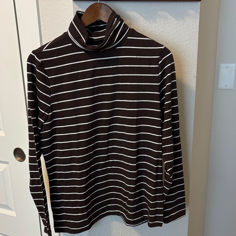 Banana Republic Ladies Timeless Turtleneck Tee side L